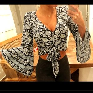 Super cute bell sleeve top ! XS-S